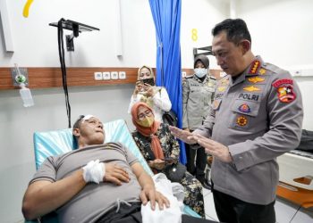 Jenguk Korban Bom Bunuh Diri Polsek Astana Anyar. Kapolri : Tetap Semangat Lindungi Masyarakat