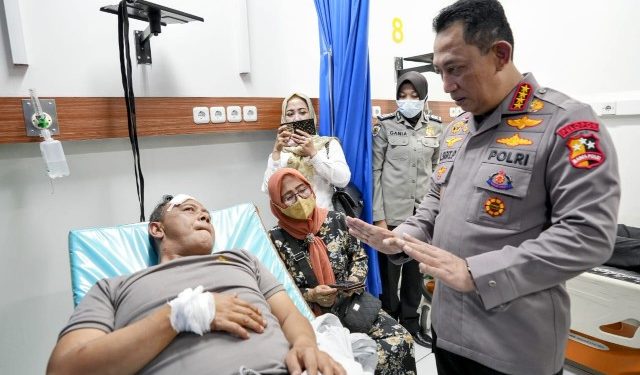 Jenguk Korban Bom Bunuh Diri Polsek Astana Anyar. Kapolri : Tetap Semangat Lindungi Masyarakat
