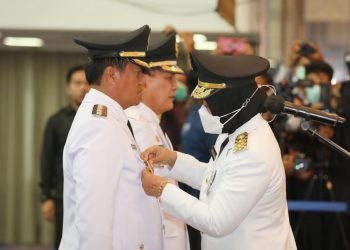 Wagub Chusnunia Mengambil Sumpah Jabatan Penjabat Bupati Tulang Bawang dan Lampung Barat