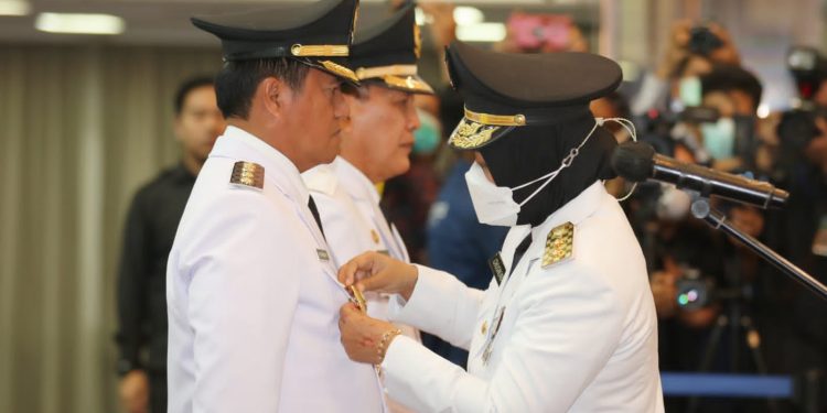 Wagub Chusnunia Mengambil Sumpah Jabatan Penjabat Bupati Tulang Bawang dan Lampung Barat