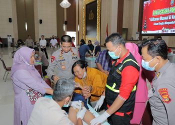 Jaga Kerukunan Umat beragama, Personil Polda Lampung Gelar Khitanan Masal