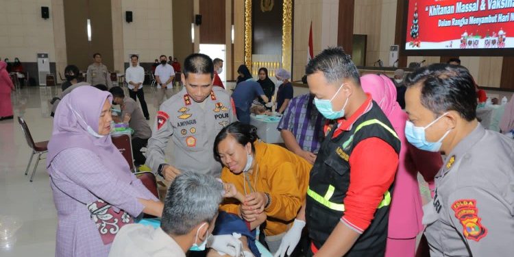 Jaga Kerukunan Umat beragama, Personil Polda Lampung Gelar Khitanan Masal