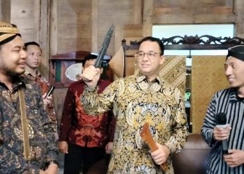 Anies Baswedan Terima Hadiah Keris Pusaka Jalak Budho dari Paguyuban Nunggak Semi