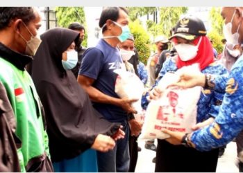 Dampak Kenaikan BBM, Walikota  Eva Beri Bantuan Beras Ke Warga di 10 Kecamatan
