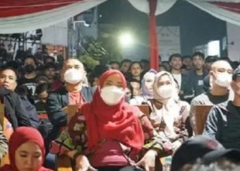 Walikota Eva Dwiana Nobar Final Piala Dunia di Tugu Adipura