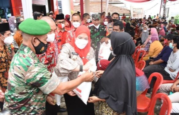 Walikota Bandar Lampung Kembali Bagikan Beras Kepada Warga Kurang Mampu
