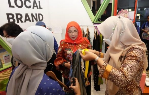 Walikota Eva Dwiana Promosikan UMKM Bandar Lampung di Rakernis Makasar