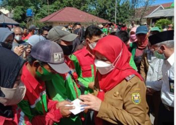 Walikota Eva Serahkan Bantuan Zakat Infaq Kepada 1.000 Tenaga Kebersihan