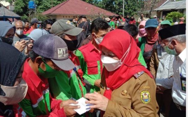 Walikota Eva Serahkan Bantuan Zakat Infaq Kepada 1.000 Tenaga Kebersihan