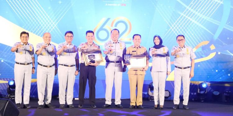 Dirjen Bina Keuangan Daerah Kemendagri Agus Fatoni Terima Penghargaan Dari Jasa Raharja