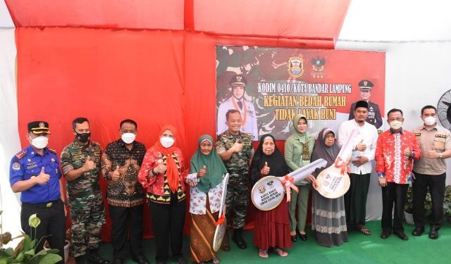 Walikota Eva Resmikan 3 Unit Rumah Program Bedah Rumah Kodim 0410/BL