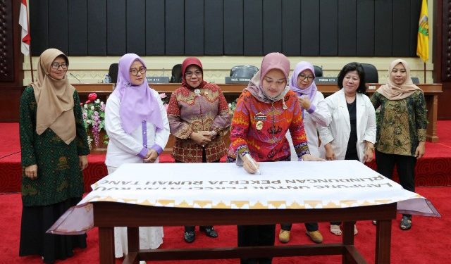 Wagub Chusnunia Buka FGD Percepatan RUU PPRT dan Luncurkan Buku Saku Rumah Perempuan dan Anak