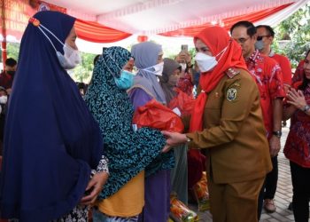 Sambut Imlek, PSMTI Lampung dan Pemkot Bagikan 100 Paket Sembako