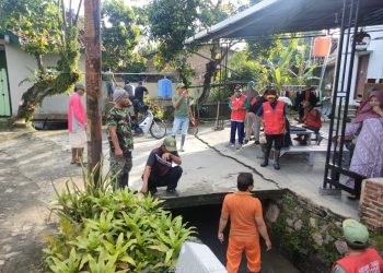 Jumat Bersih, Aparat KeLurahan Sepang Jaya Bersama Warga Grebek Sungai