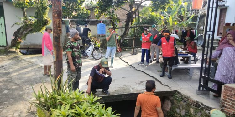 Jumat Bersih, Aparat KeLurahan Sepang Jaya Bersama Warga Grebek Sungai