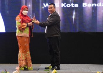 Walikota Eva Dwiana Terima Penghargaan Sebagai Kepala Daerah Peduli UMKM