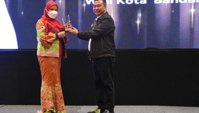 Walikota Eva Dwiana Terima Penghargaan Sebagai Kepala Daerah Peduli UMKM