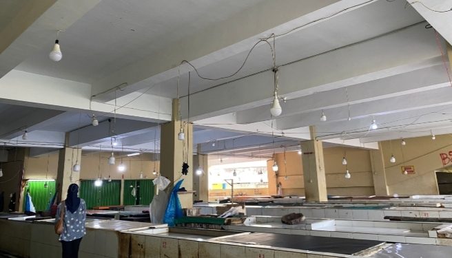 Sepi Pembeli, Para Pedagang Pasar SMEP Pindah ke Bahu Jalan