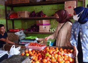 Harga Tomat di Pasar Pasir Gintung Turun, Hanya Rp2000/Kg