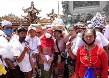 Hadiri Pujawali dan Perayaan Kuningan di Pura Khayangan Jagat Kerthi Bhuwana, Walikota Eva Beri Bantuan 100 Juta dan Perbaikan Jalan