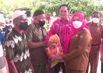Walikota Eva Dwiana Bersama  PSMTI  Lampung Bagikan 100 Paket Sembako  