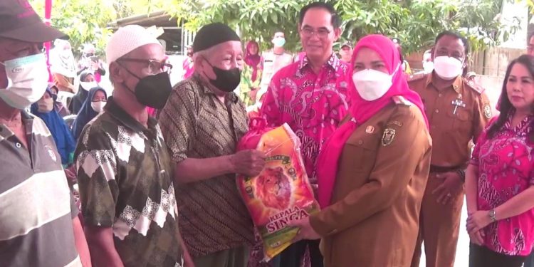 Walikota Eva Dwiana Bersama PSMTI Lampung Bagikan 100 Paket Sembako
