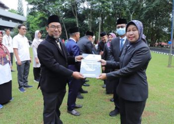 Rektor Unila Serahkan SK Guru Besar, Dosen, dan Tendik