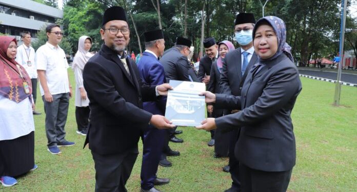 Rektor Unila Serahkan SK Guru Besar, Dosen, dan Tendik