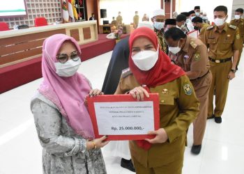 Walikota Eva  Serahkan Bantuan Tahap II Kepada 85 Pondok Pesantren
