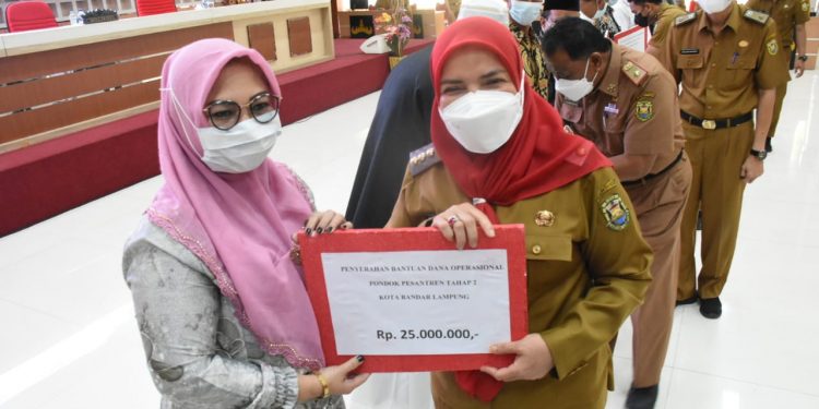Walikota Eva  Serahkan Bantuan Tahap II Kepada 85 Pondok Pesantren