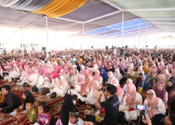 Wagub Chusnunia Bersama Ribuan Masyarakat Ikuti Pengajian Akbar di Way Kanan