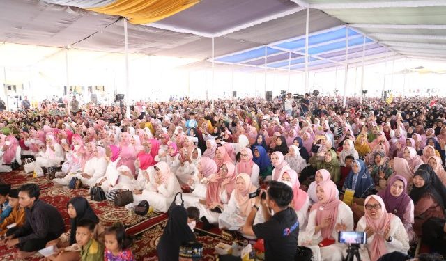 Wagub Chusnunia Bersama Ribuan Masyarakat Ikuti Pengajian Akbar di Way Kanan