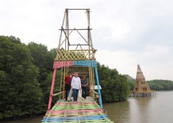 100 Hari Progja, Rektor Unila Tinjau Ekowisata Mangrove 