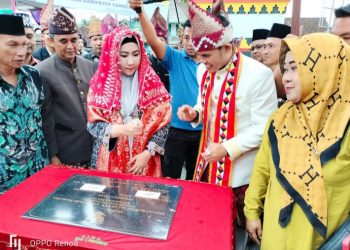 Bupati Tanggamus Dewi Handajani Resmikan Tugu Pengantin Saibatin Kecamatan Bulok