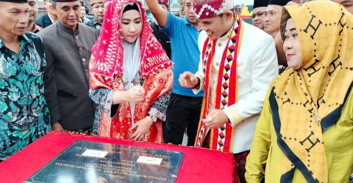 Bupati Tanggamus Dewi Handajani Resmikan Tugu Pengantin Saibatin Kecamatan Bulok