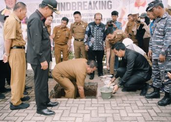 Gubernur Arinal Bersama Staf Ahli Kemenpora Melakukan Peletakan Batu Pertama Pembangunan GOR Saburai