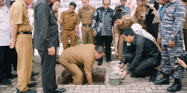 Gubernur Arinal Bersama Staf Ahli Kemenpora Melakukan Peletakan Batu Pertama Pembangunan GOR Saburai