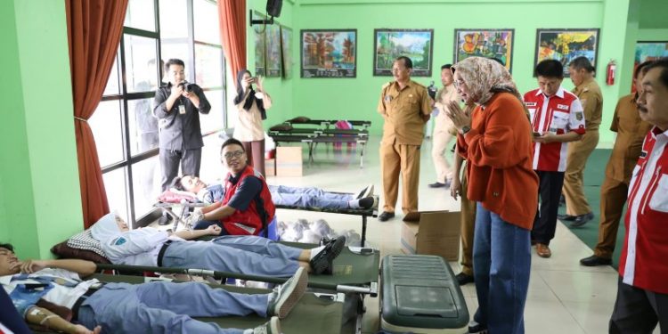 Ketua PMI Provinsi Lampung Riana Sari Arinal Tinjau Donor Darah Kolaborasi 7 SMA di Bandar Lampung