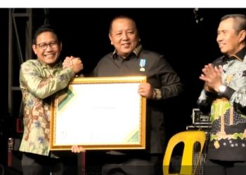 Gubernur Arinal Djunaidi Terima Penghargaan Abdi Ekonomi Desa