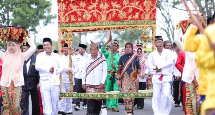 Rektor Unila Prof Lusmeilia Kunjungan KKN di Pesisir Barat