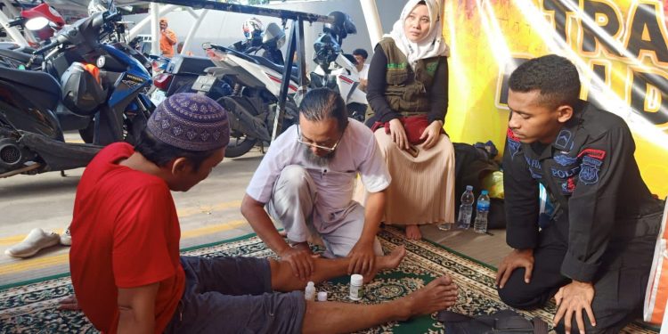 Rekan Indonesia Beri Pengobatan Alternatif Kepada Korban Kebakaran Depo Pertamina Plumpang