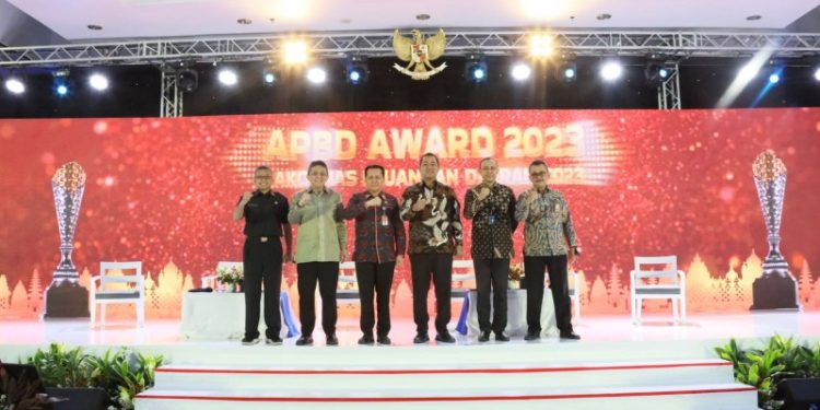 Mendagri Beri Penghargaan APBD Award 2023 kepada Kepala Daerah dengan Realisasi APBD Tertinggi