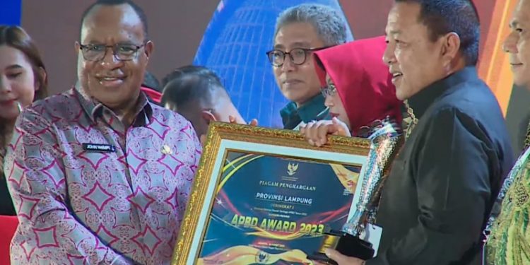 Gubernur Arinal Djunaidi Terima Penghargaan Provinsi Terbaik Realisasi Belanja Daerah Tertinggi