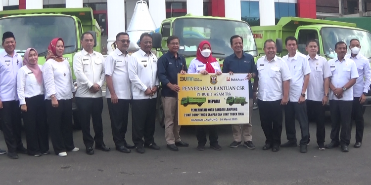 Terima Bantuan Truk Sampah dan Truk Tinja, Walikota Eva Ajak PT Bukit Asam Berkolaborasi Dalam Pengelolaan Sampah