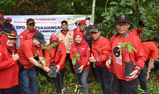 DPD PDIP Lampung Lakukan Gerakan Penghijauan dan Bersih-Bersih Sungai