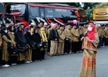 Walikota Bandar Lampung Eva Dwiana Lepas 248 Jamaah Umroh