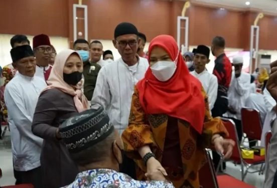 Lepas 500 Jamaah Umrah, Walikota Eva Ingatkan Jaga Kesehatan dan Kekompakan