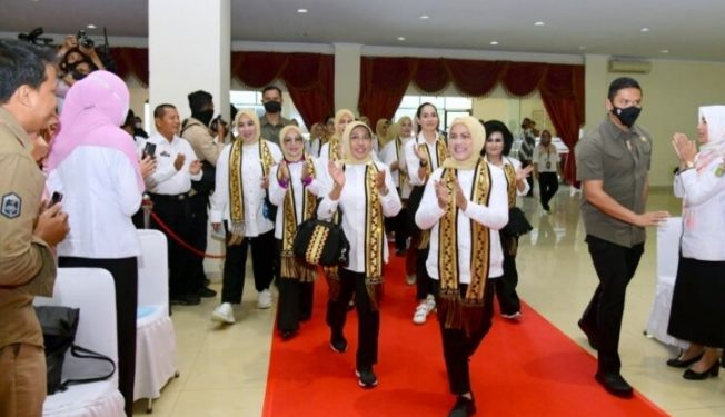 Iriana Jokowi  Tinjau Sosialisasi Penanggulangan Sampah dan Antinarkoba bagi Generasi Muda