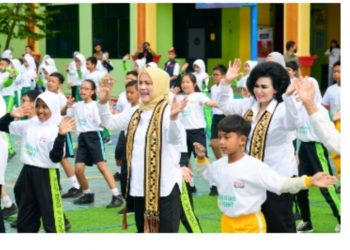 Ibu Negara Bermain Permainan Rakyat Bersama Anak-Anak di SDN 2 Rawalaut  Bandar Lampung