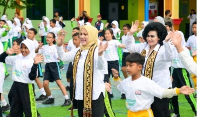 Ibu Negara Bermain Permainan Rakyat Bersama Anak-Anak di SDN 2 Rawalaut Bandar Lampung